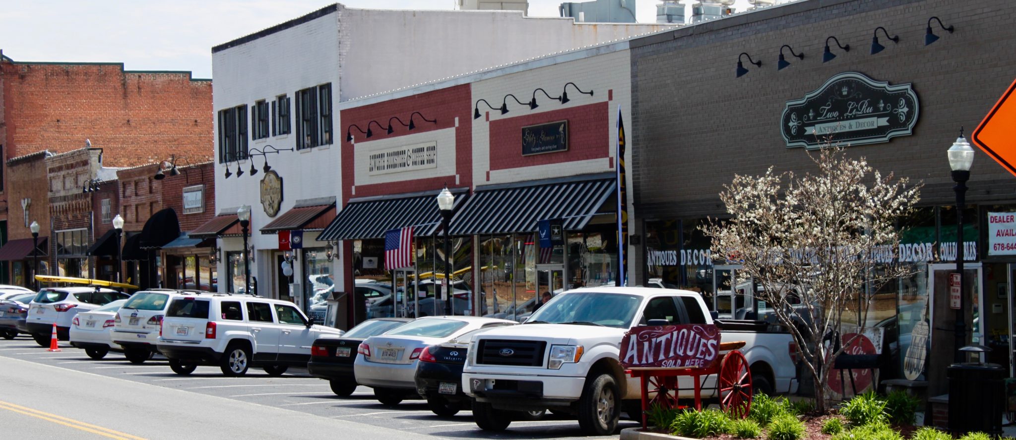 a photo of small businesses in downtown Acworth